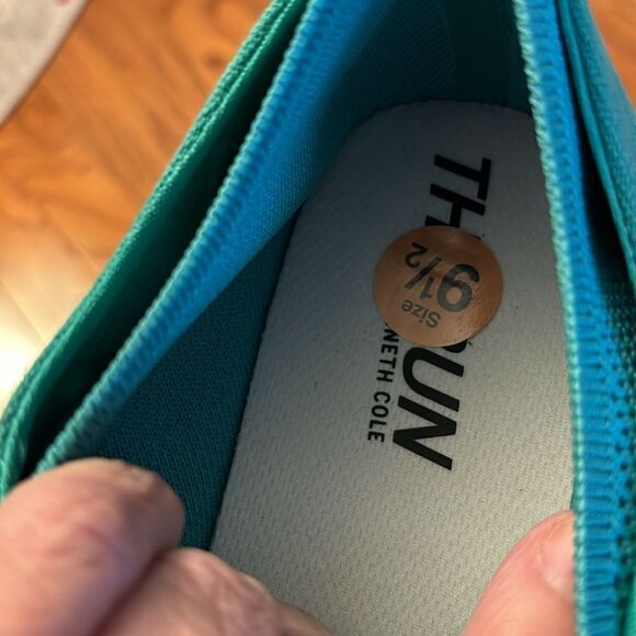 Kenneth Cole Size 9.5 Green Sneakers.  NWOT never worn - Picture 7 of 8